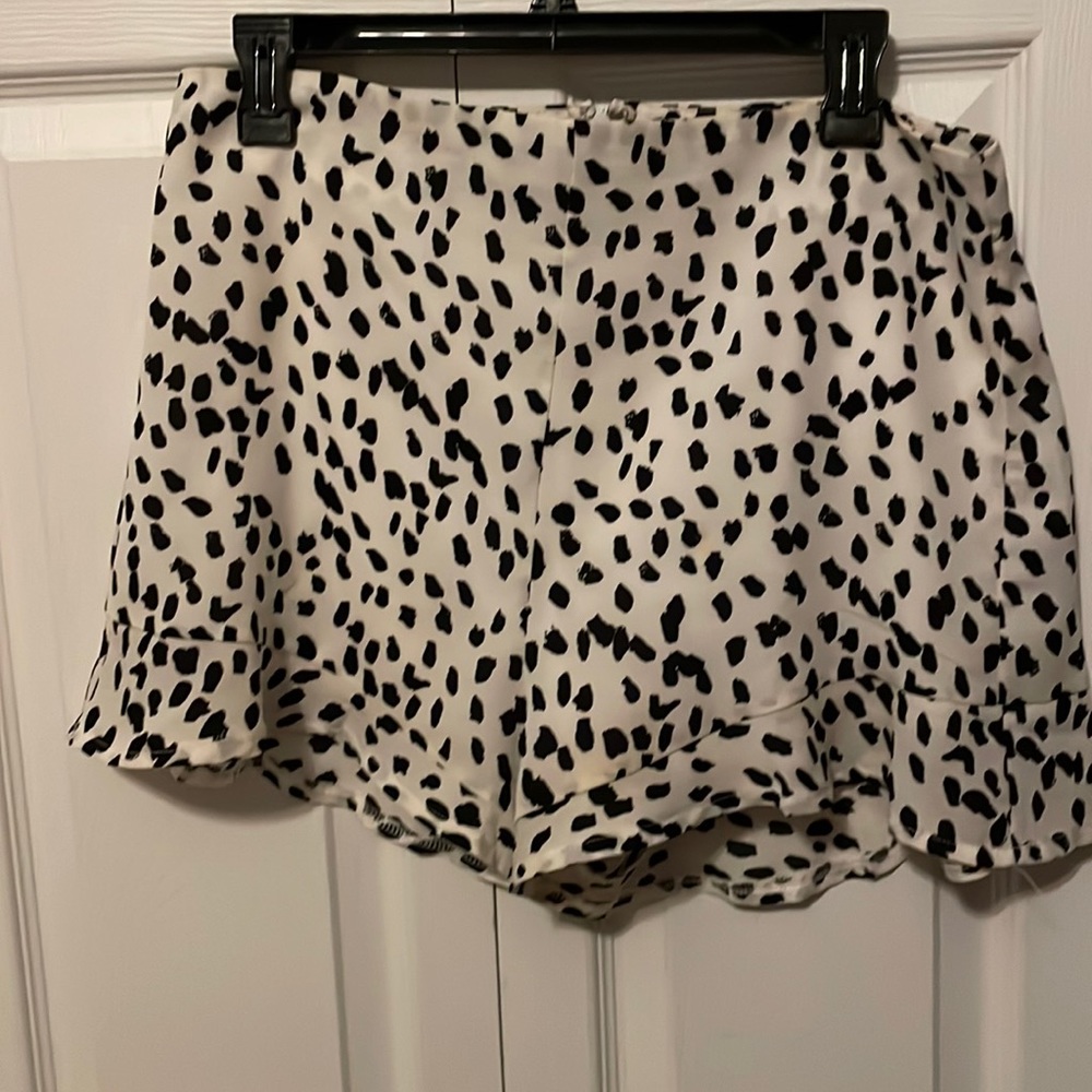 WORN 1x Black and White Animal Print (cow) ruffled Shorts BRAND: She + Sky